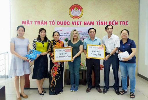 Nhiều tỷ đồng hỗ trợ đồng bào các tỉnh miền Trung