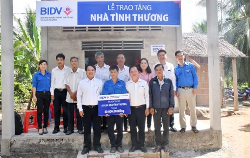 BIDV Chi nhánh Đồng Khởi trao nhà tình thương tại Thạnh Phú