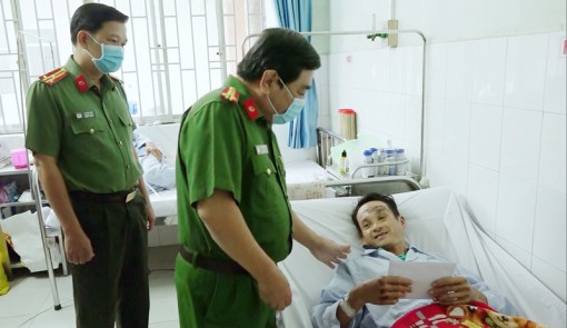 Thăm hỏi, động viên công an viên bị thương khi làm nhiệm vụ