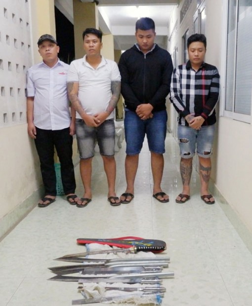 Bắt quả tang  4 đối tượng tàng trữ hung khí để giải quyết mâu thuẫn