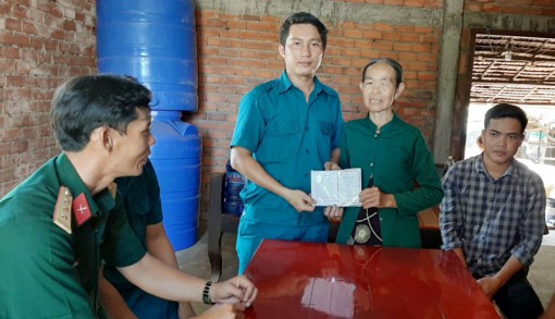 Vận động xây dựng quỹ, tặng sổ tiết kiệm cho thanh niên nhập ngũ Vận động xây dựng quỹ, tặng sổ tiết kiệm cho thanh niên nhập ngũ