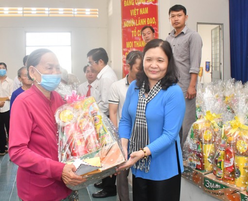 Khánh thành giếng nước và trao quà cho người nghèo