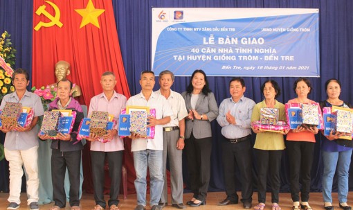Công ty Xăng dầu Bến Tre bàn giao 40 nhà tình nghĩa tại huyện Giồng Trôm