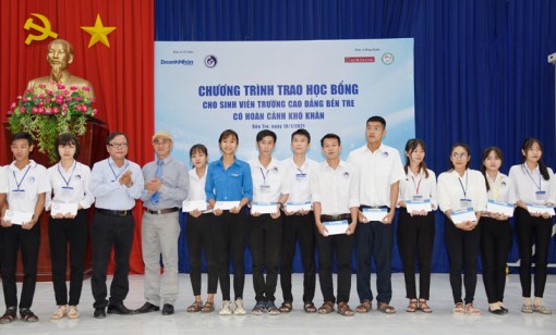 Trao tặng học bổng cho 100 sinh viên có hoàn cảnh khó khăn