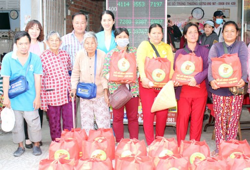 Đại lý vé số Minh Sơn trao quà Tết cho người nghèo