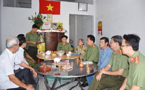 Công an tỉnh trao nhà tình nghĩa