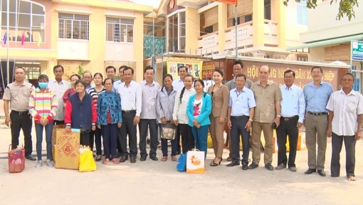 Lãnh đạo TP. Bến Tre thăm, chúc tết các hộ dân lập nghiệp vùng kinh tế mới