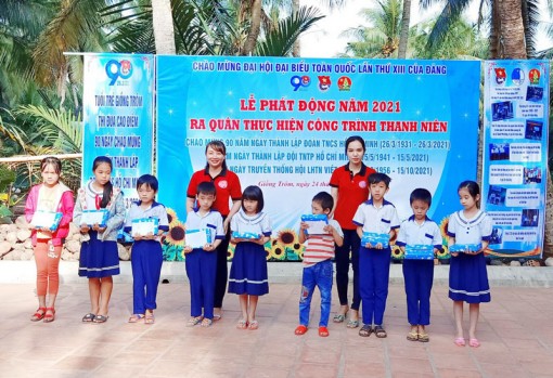 Huyện Đoàn Giồng Trôm ra quân thực hiện công trình thanh niên