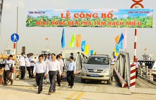 Chuyến phà đầu tiên sau 12 năm vắng bóng Chuyến phà đầu tiên sau 12 năm vắng bóng