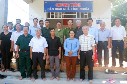 Bàn giao nhà tình nghĩa cho gia đình có công với cách mạng