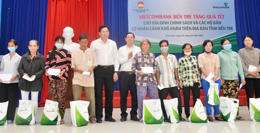 Ngân hàng TMCP Ngoại thương Việt Nam Chi nhánh Bến Tre trao quà Tết cho người nghèo