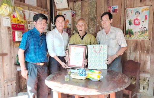 Lãnh đạo tỉnh thăm chúc thọ các cụ tròn 100 tuổi