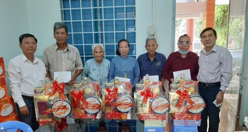 Trưởng ban Dân vận Tỉnh ủy Bùi Văn Bia thăm gia đình chính sách tại huyện Thạnh Phú