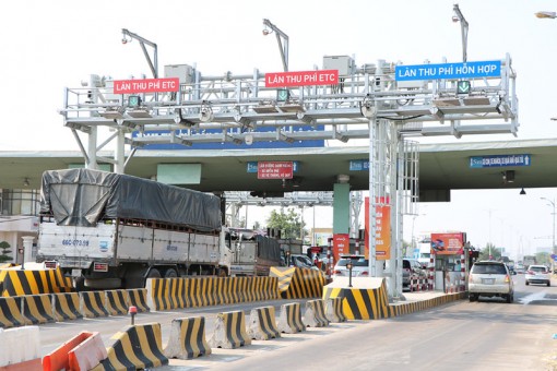 Dán hơn 4,2 ngàn thẻ thu phí tự động không dừng Dán hơn 4,2 ngàn thẻ thu phí tự động không dừng