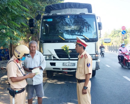 Phát động tuần tra, kiểm soát và xử lý vi phạm xe chở hàng quá tải, quá khổ Phát động tuần tra, kiểm soát và xử lý vi phạm xe chở hàng quá tải, quá khổ