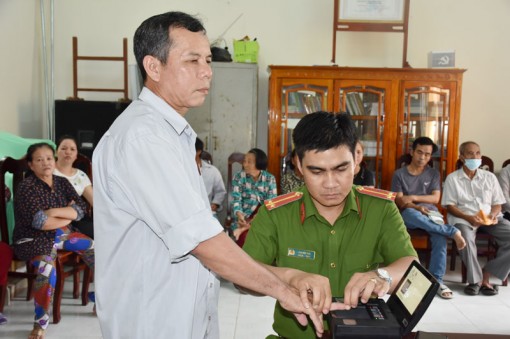 Người cán bộ hết mình vì công việc