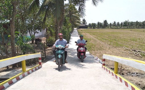 Hoàn thành đường bê-tông liên ấp Bình Đông - Bình Lợi, xã Bình Thành