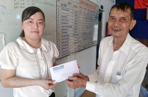 Trao tiền hỗ trợ cho em Phạm Kim Ngân ở xã Phước Thạnh