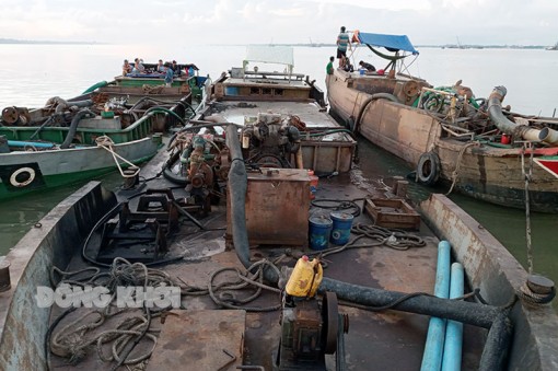 Tăng cường đấu tranh với nạn khai thác, vận chuyển cát trái phép