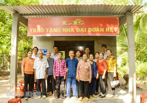 Trao 5 nhà đại đoàn kết