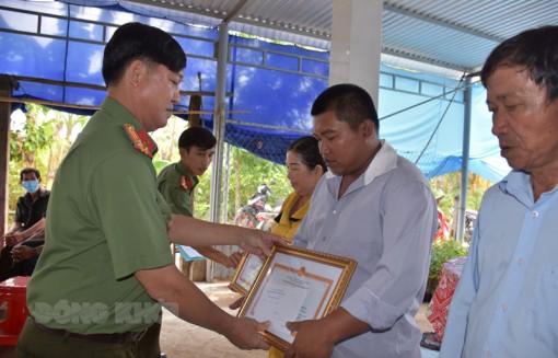 Trao giấy khen cho quần chúng tham gia bắt đối tượng trộm cắp tài sản