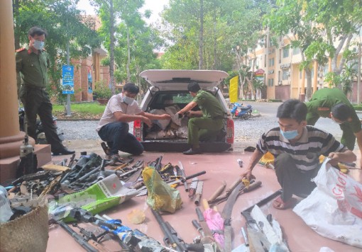 Thu giữ nhiều vũ khí, vật liệu nổ, công cụ hỗ trợ