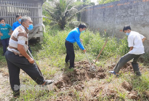 Thạnh Phú thực hiện các công trình công nhân Thạnh Phú thực hiện các công trình công nhân