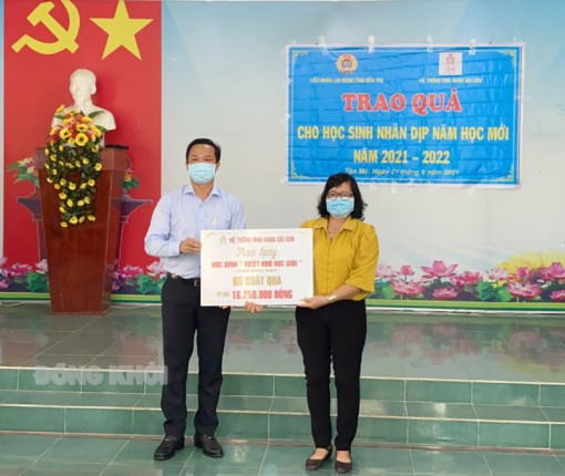 Trao 500 cặp phao cứu sinh cho học sinh nghèo