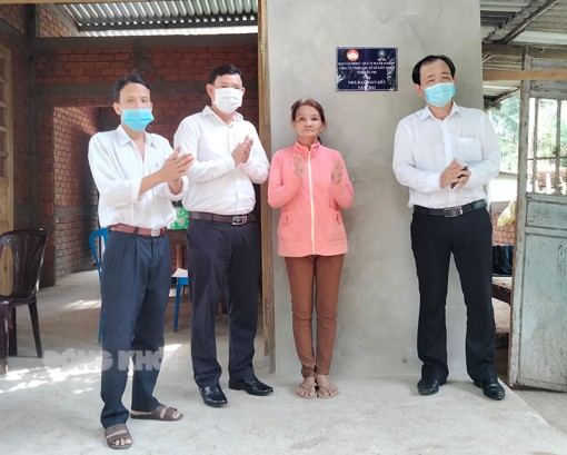 16 căn nhà được trao cho hộ nghèo trên địa bàn huyện Giồng Trôm