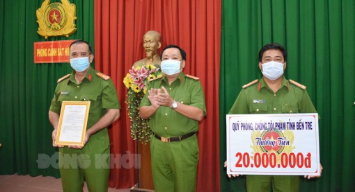 Công an tỉnh Bến Tre trao thưởng nóng