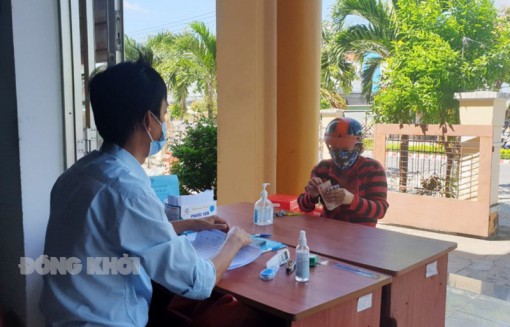 TP. Bến Tre giải ngân tiền hỗ trợ người bán vé số