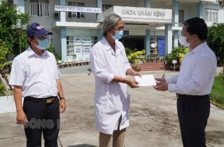 Bí thư Tỉnh ủy Lê Đức Thọ thăm, tặng quà chốt kiểm soát dịch Covid-19