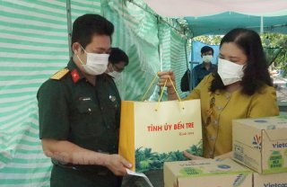 Phó bí thư Thường trực Tỉnh ủy - Chủ tịch HĐND tỉnh Hồ Thị Hoàng Yến thăm, tặng quà lực lượng làm nhiệm vụ phòng, chống dịch tại các huyện