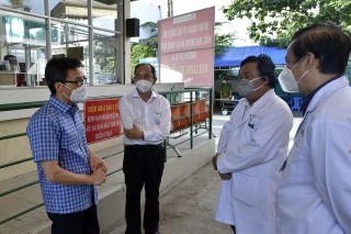 Tất cả bệnh viện, thầy thuốc cùng siết chặt tay trên tuyến đầu chống dịch