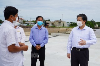 Bí thư Tỉnh ủy Lê Đức Thọ kiểm tra công tác phòng dịch Covid-19 tại Bình Đại