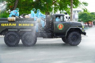 Bộ đội Hóa học Quân khu 9 phun thuốc khử khuẩn trên địa bàn TP. Bến Tre