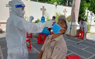 Xét nghiệm sàng lọc SARS-CoV-2 cho toàn dân thị trấn Ba Tri