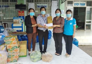 Hội Liên hiệp Phụ nữ tỉnh thăm, tặng quà cho các bệnh viện đang điều trị F0