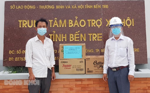 Thăm hỏi và tặng quà người có công