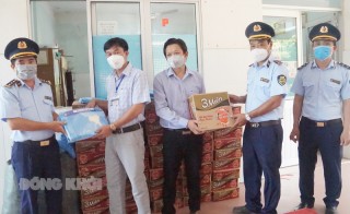 Cục Quản lý thị trường trao quà cho lực lượng tuyến đầu tại Ba Tri