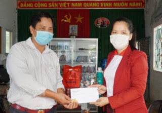 HDBank Bến Tre tặng 10 triệu đồng cho xã Phú Đức thực hiện công tác phòng chống dịch Covid-19