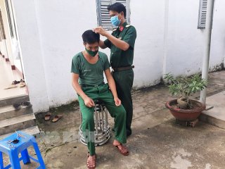 Chuyện hớt tóc mùa dịch trong đơn vị