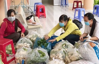 Tình người trong gian khó