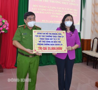 Phó bí thư Thường trực Tỉnh ủy thăm, tặng vật tư y tế Công an tỉnh