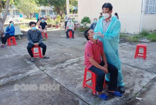 Phó bí thư Thường trực Tỉnh ủy kiểm tra công tác xét nghiệm, tầm soát diện rộng SARS-CoV-2 tại huyện Mỏ Cày Nam