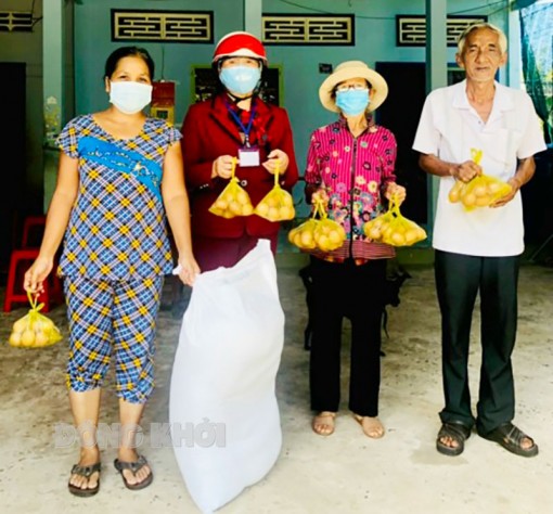 Prudential tặng quà cho hộ dân xã Mỹ Thạnh An