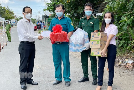 Phó chủ tịch Thường trực UBND tỉnh thăm, tặng quà lực lượng phòng, chống dịch Covid-19