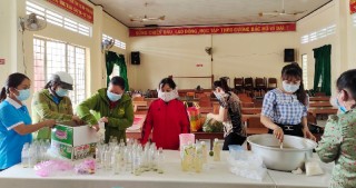 Phụ nữ tham gia phòng, chống dịch Covid-19