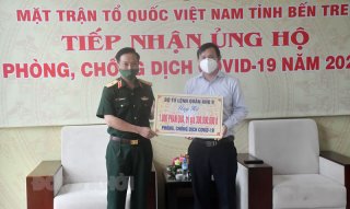 Trao kinh phí hỗ trợ công tác phòng, chống dịch bệnh Covid-19