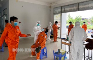 Điện lực Bến Tre test nhanh Covid-19 cho cán bộ công nhân viên